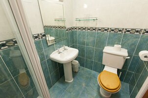 En Suite Twin Room (Shower only) | Bathroom | Free toiletries, hair dryer, towels