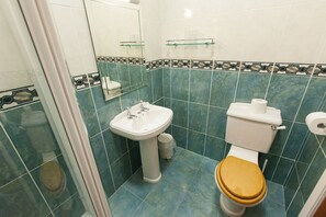 Chambre avec lits jumeaux | Salle de bain | Articles de toilette gratuits, sĂšche-cheveux, serviettes fournies