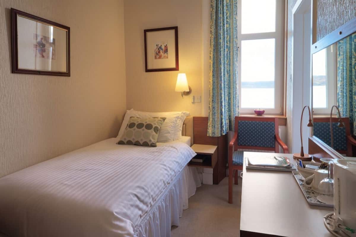 Chambre Simple, vue partielle sur la mer