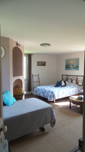 Triple Room (Aux Voyages) | Individually decorated, individually furnished, soundproofing