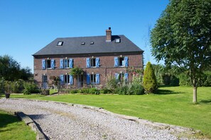 المنشأة من الخارج