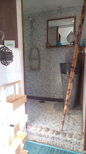 Triple Room (Aux Voyages) | Bathroom | Shower, hair dryer, towels