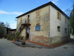 Fachada da propriedade à noite