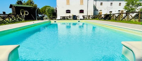 حمّام سباحة خارجي موسمي