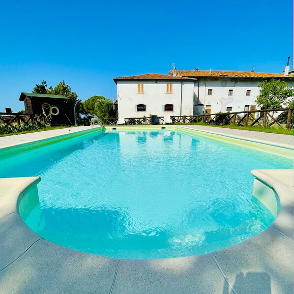 Kauden mukainen ulkouima-allas