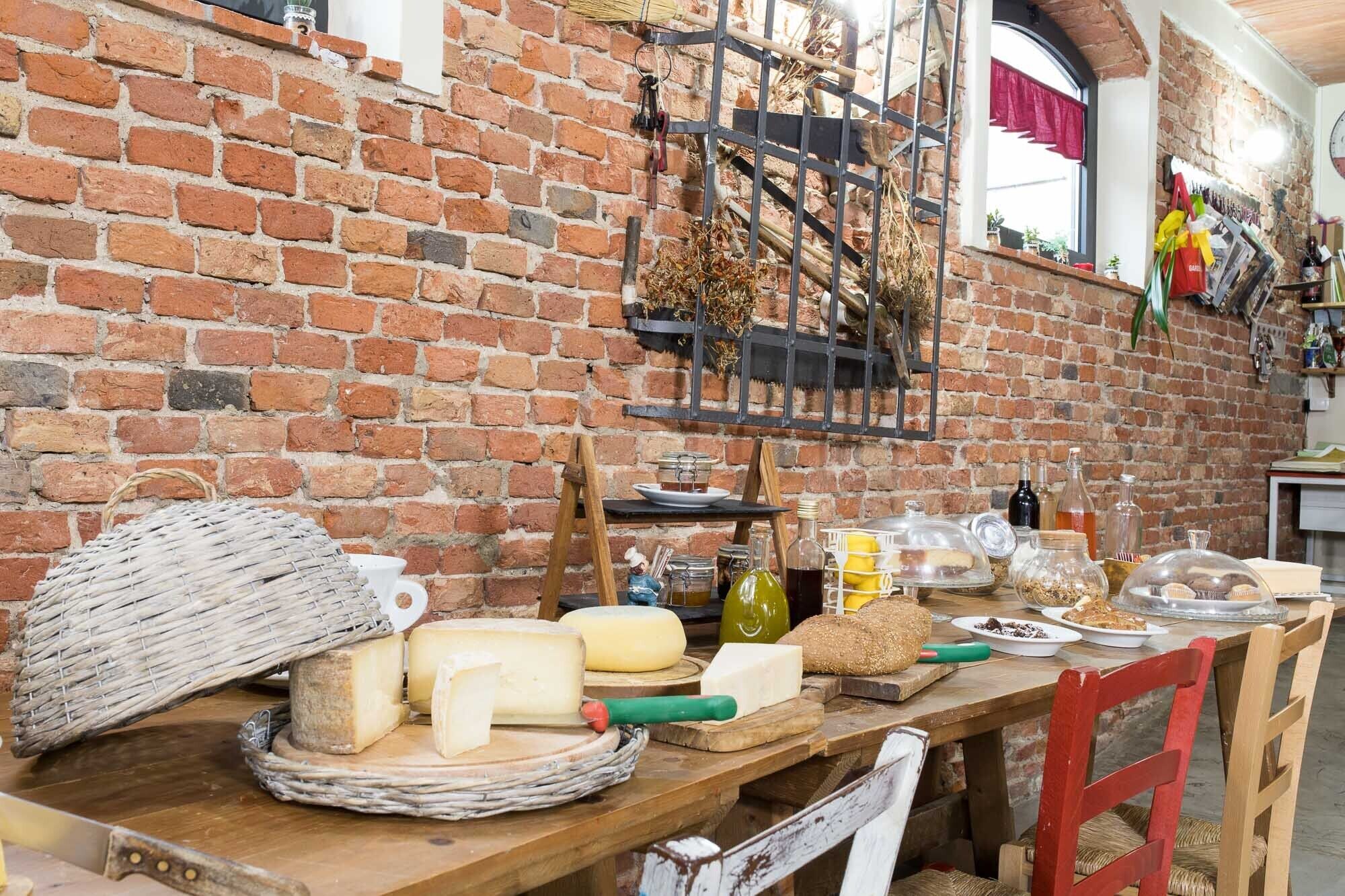 供应午餐和晚餐，地方菜