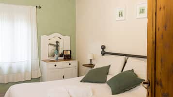 Room (Melograno) | Desk, free cribs/infant beds, travel crib, free WiFi