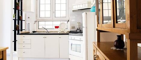 Fridge, oven, stovetop, coffee/tea maker