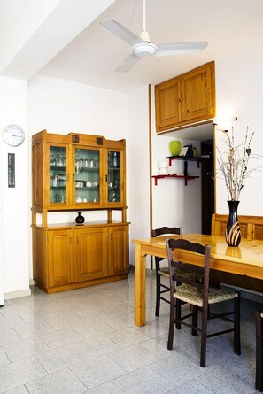 Réfrigérateur, four, plaque de cuisson, cafetière/bouilloire