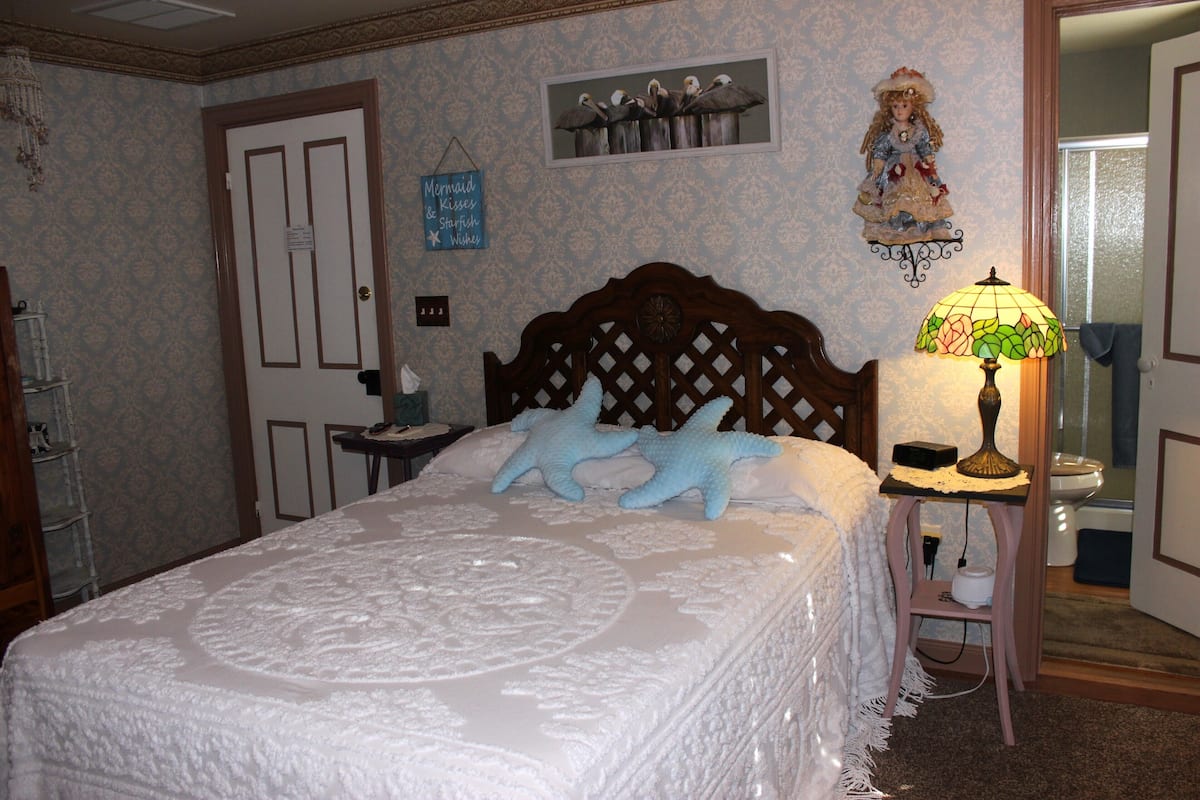 Tranquility | Premium bedding, pillowtop beds, individually decorated