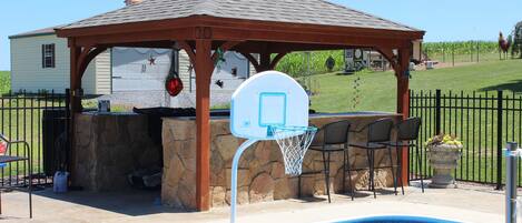 Een seizoensgebonden buitenzwembad, parasols voor strand/zwembad