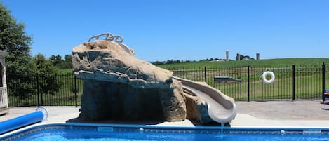 Piscina externa sazonal, guarda-sóis, espreguiçadeiras