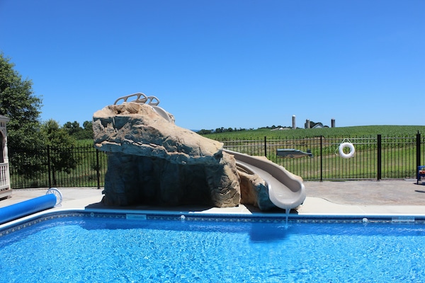 Alberca al aire libre por temporada y sombrillas en la alberca