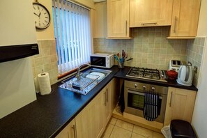 Apartment, 1 Bedroom | Private kitchen | Fridge, microwave, oven, stovetop - Cedars Apartment (Dunoon)