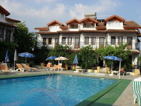 3 piscinas al aire libre, sillones reclinables de piscina. Villa Ozalp Apartments