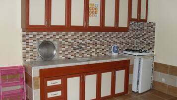 爐台、電熱水壺、鍋具/餐盤/廚房用品
