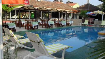 3 piscinas al aire libre, sillones reclinables de piscina