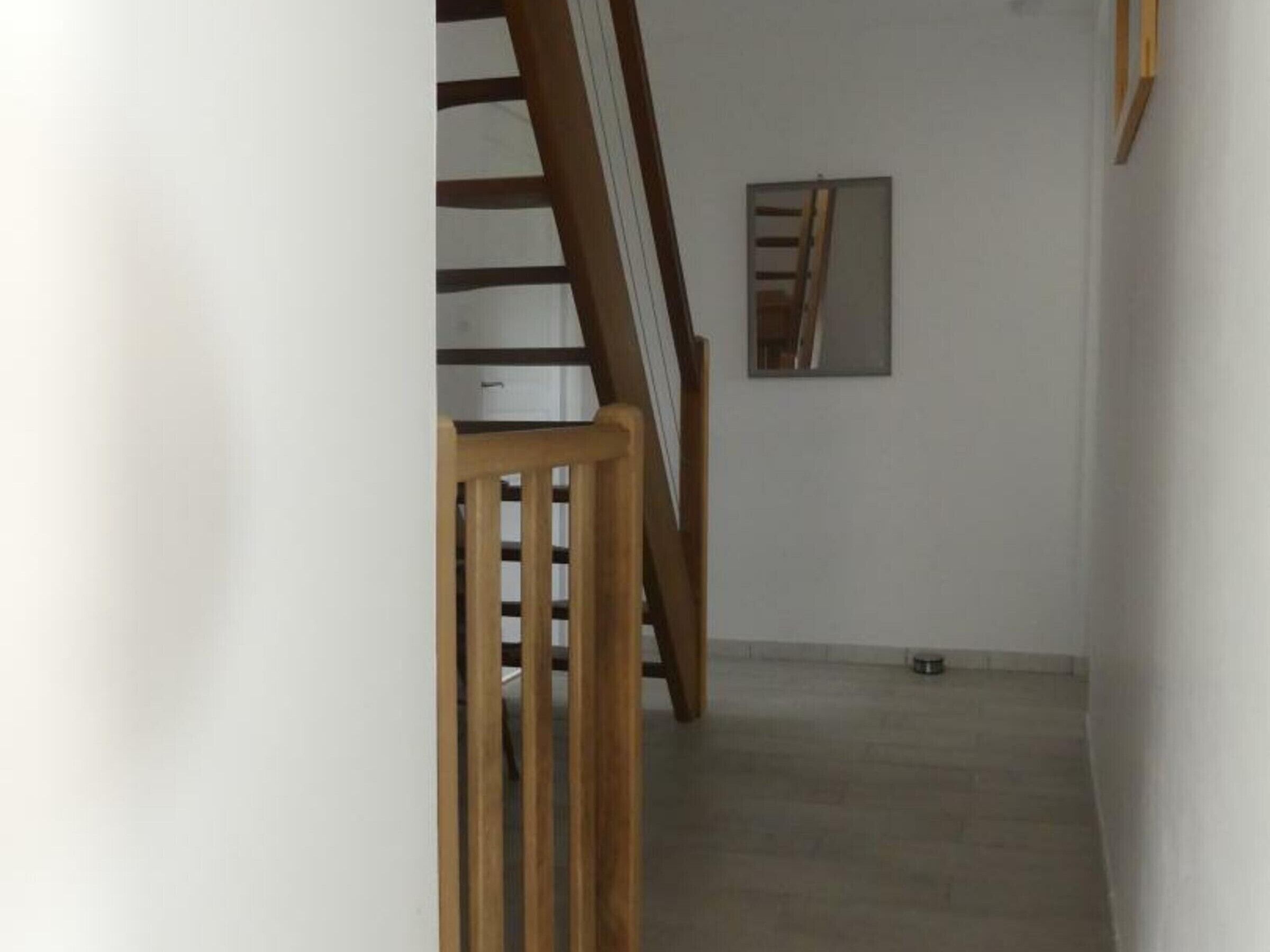 Eine Treppe mit Holzwertungen, die zu einer Aussichtsplattform führt.
