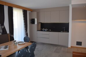 Refrigerador, microondas, lavavajillas, utensilios de cocina