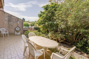 Outdoor dining - Homerez - Charming house in Agde with garden and terrace (Agde)