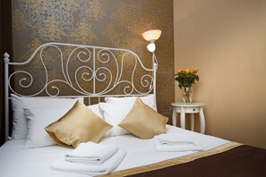 이코노미 더블룸, 공용 욕실 | 책상, 암막 커튼, 방음 설비, 다리미/다리미판