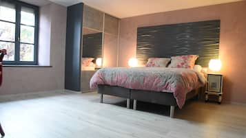 Habitación triple Confort | Sábanas italianas Frette, ropa de cama de alta calidad y escritorio 