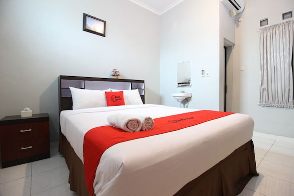 Desk, free WiFi, bed sheets