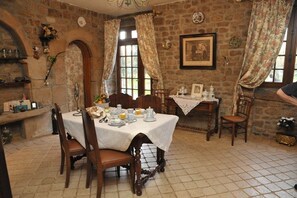 Free daily continental breakfast
