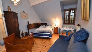 Family Room (Marine) | Premium bedding, individually decorated, individually furnished