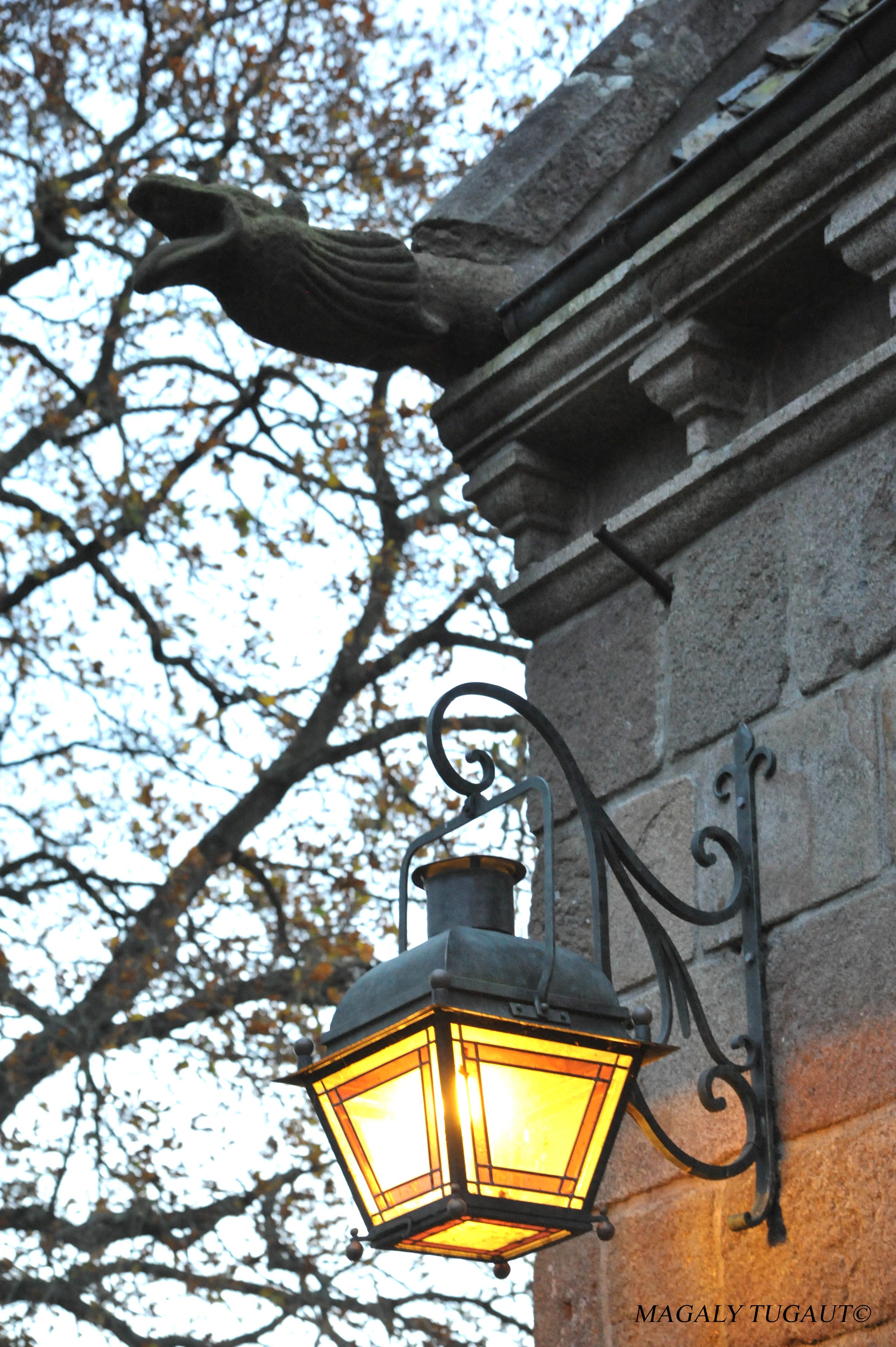 Una farola unida a un edificio de piedra.