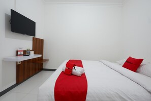 Desk, free WiFi, bed sheets - RedDoorz near Mall Ciputra 2 (Semarang)