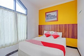 Desk, free WiFi, bed sheets - RedDoorz near Mall Ciputra 2 (Semarang)