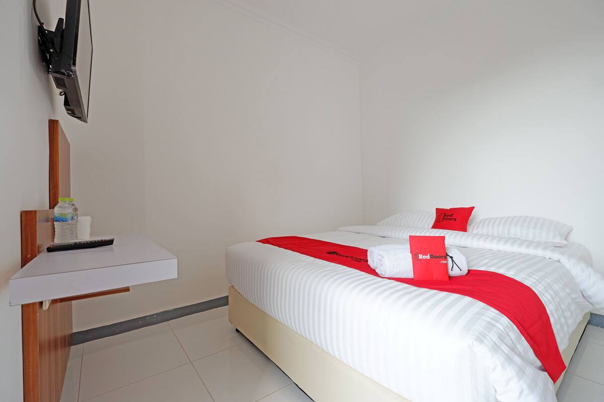 Desk, free WiFi, bed sheets
