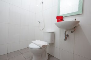 Shower, free toiletries, towels - RedDoorz near Mall Ciputra 2 (Semarang)