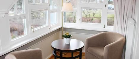 Studio | Woonruimte | Een 120-cm televisie met kabelzenders