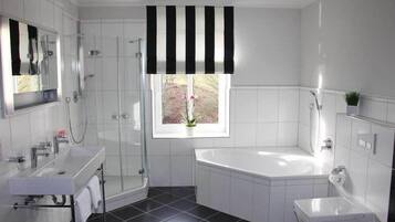 Studio | Bathroom | Deep-soaking bathtub, towels