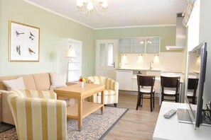 Apartment | Ruang tamu | 120 cm televisyen dengan kabel 