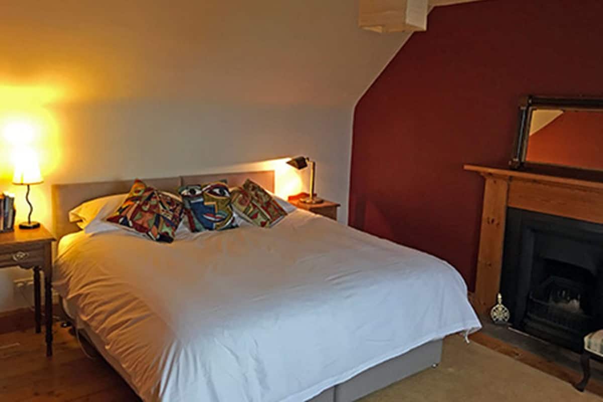 Habitación familiar, baño privado, vista a la montaña | Tabla de planchar con plancha, wifi gratis y ropa de cama