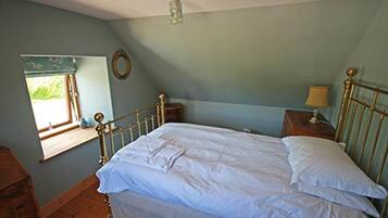 Single Room, Shared Bathroom | Iron/ironing board, free WiFi, bed sheets