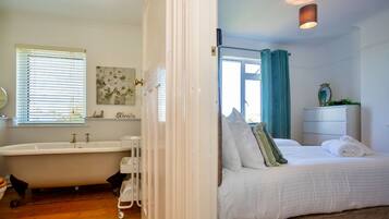 5 bedrooms, free cribs/infant beds, bed sheets