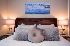 5 chambres, lit de bébé (gratuit), literie fournie