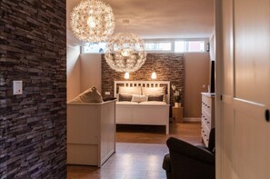 Family Room (Mondsee) | Blackout drapes, soundproofing, free WiFi, bed sheets - Haus am See B&B (Bornheim)