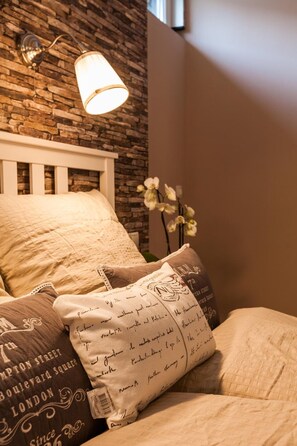 Blackout drapes, soundproofing, free WiFi, bed sheets - Haus am See B&B (Bornheim)