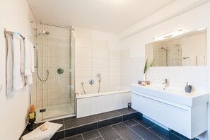 Free toiletries, hair dryer, towels - Haus am See B&B (Bornheim)