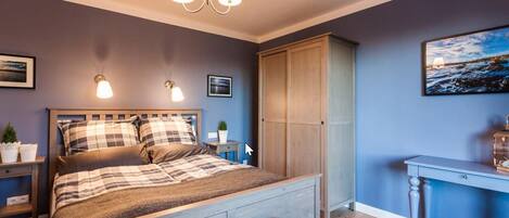 Deluxe Double Room (Bleibtreusee) | Blackout drapes, free WiFi, bed sheets