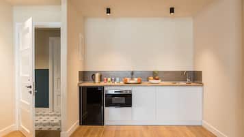 Frigorífico pequeño, hervidor eléctrico y mesa de comedor