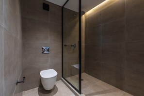 Shower, rainfall showerhead, eco-friendly toiletries, hair dryer - Klepsydra Urban Suites (Athens)