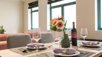 Apartemen Deluks | Makan di kamar