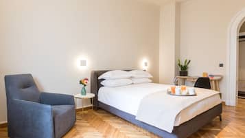 Deluxe Studio, 1 Queen Bed | 1 bedroom, minibar, in-room safe, desk