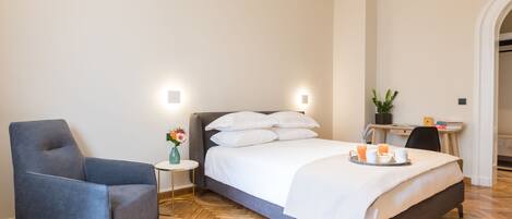 Deluxe Studio, 1 Queen Bed | Minibar, in-room safe, desk, soundproofing